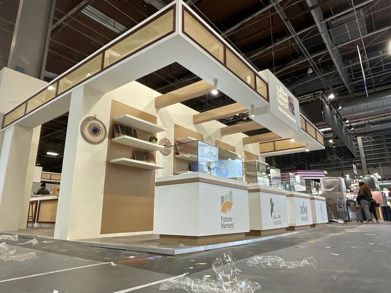Montage d'un stand en cours sur le salon