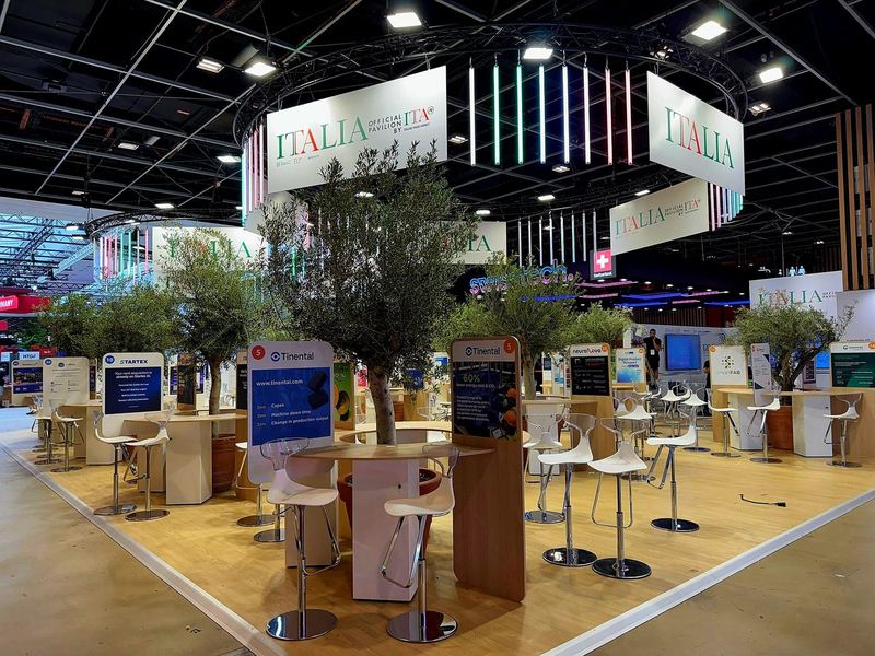 Pavillon officiel Italia et ses îlots exposants
