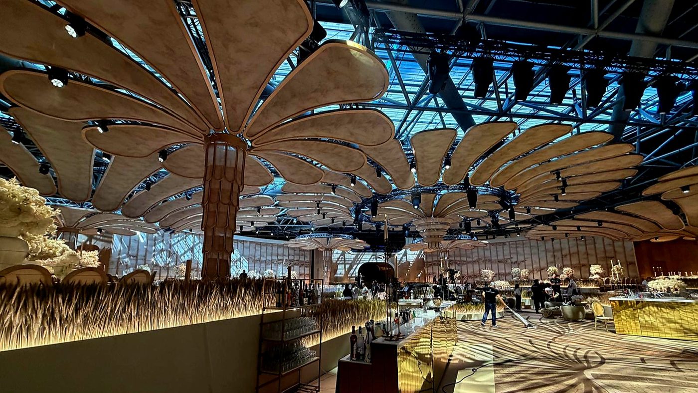 Plafond scénographique en pétales cintrés sur mâts, réalisé par STIL PRO