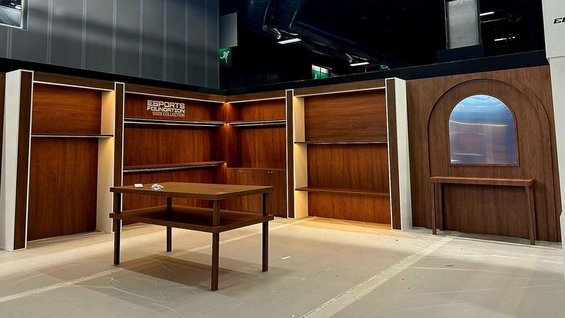 Showroom en noyer avec étagères rétroéclairées