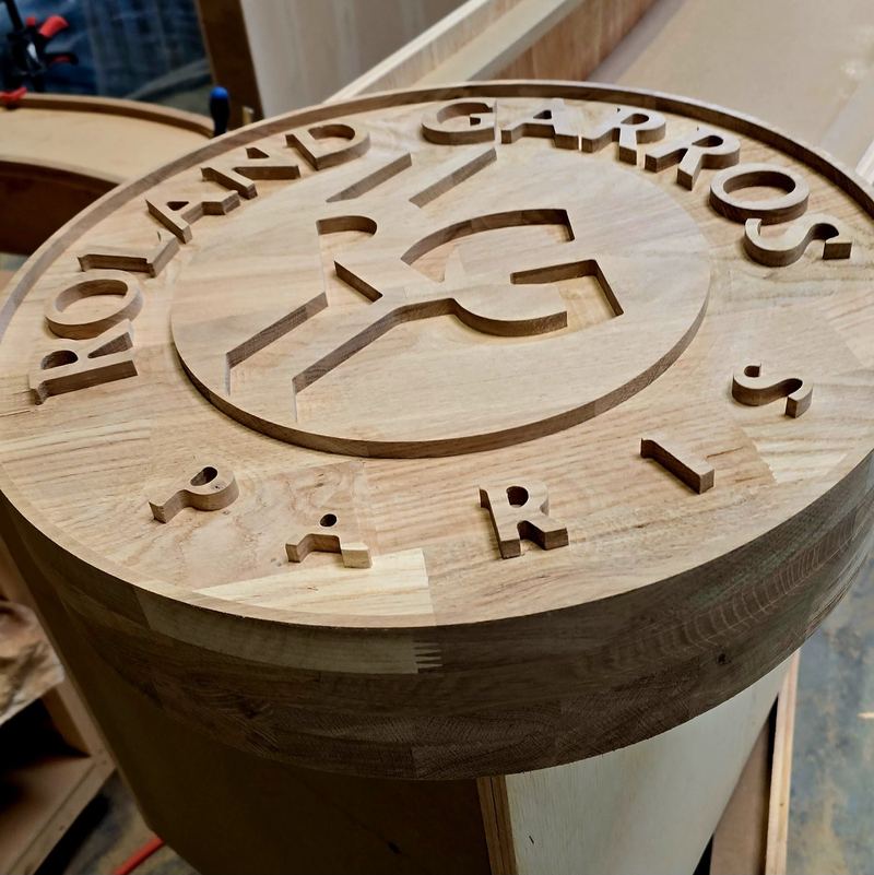 Enseigne usinée en bois massif à l'atelier