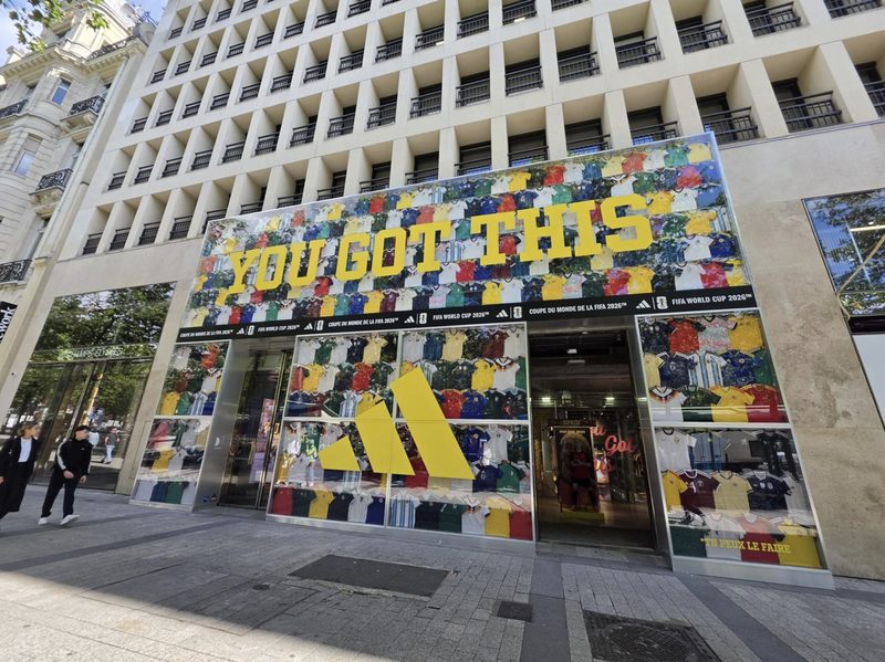 Vitrine adidas habillée pour la Coupe du Monde 2026