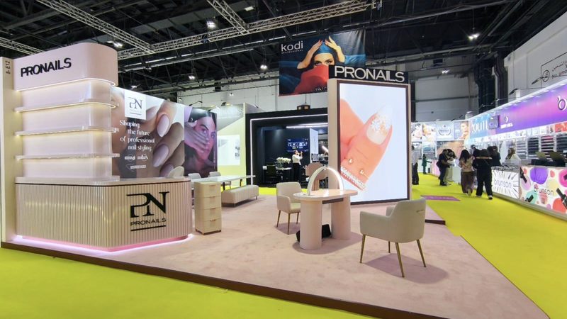 Stand Pronails aux lignes arrondies et étagères rétroéclairées