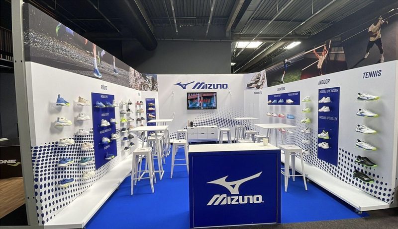 Stand Mizuno avec murs de présentation de chaussures par univers